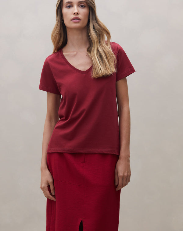 Camiseta Básica Decote V de Malha - Vinho