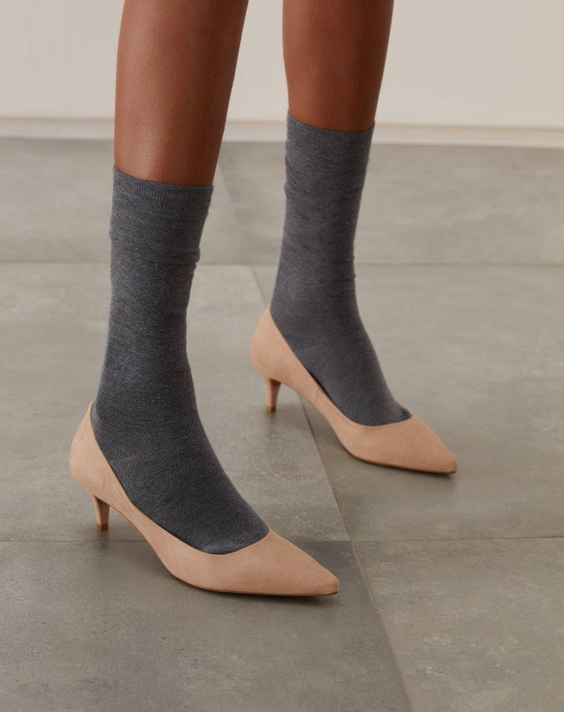 Scarpin Suede Salto Fino Baixo e Bico Fino - Bege Claro