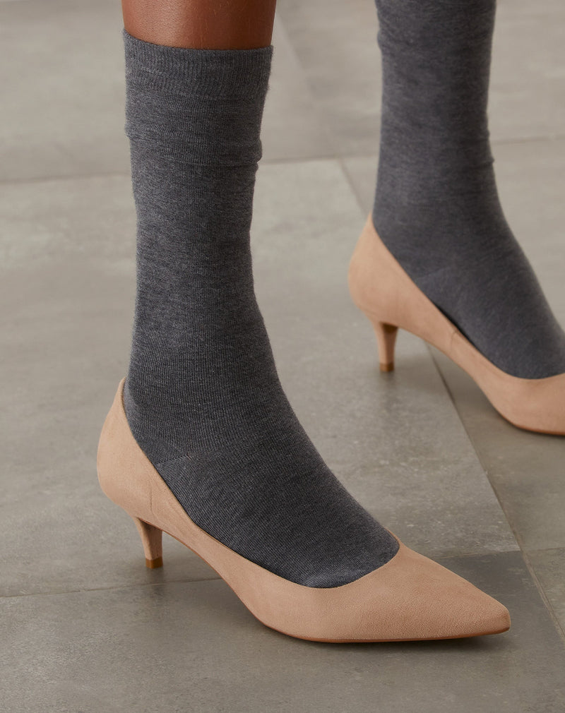 Scarpin Suede Salto Fino Baixo e Bico Fino - Bege Claro