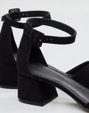 Scarpin Salto Grosso Baixo Bico Fino Tira em Camurça Essential - Preto