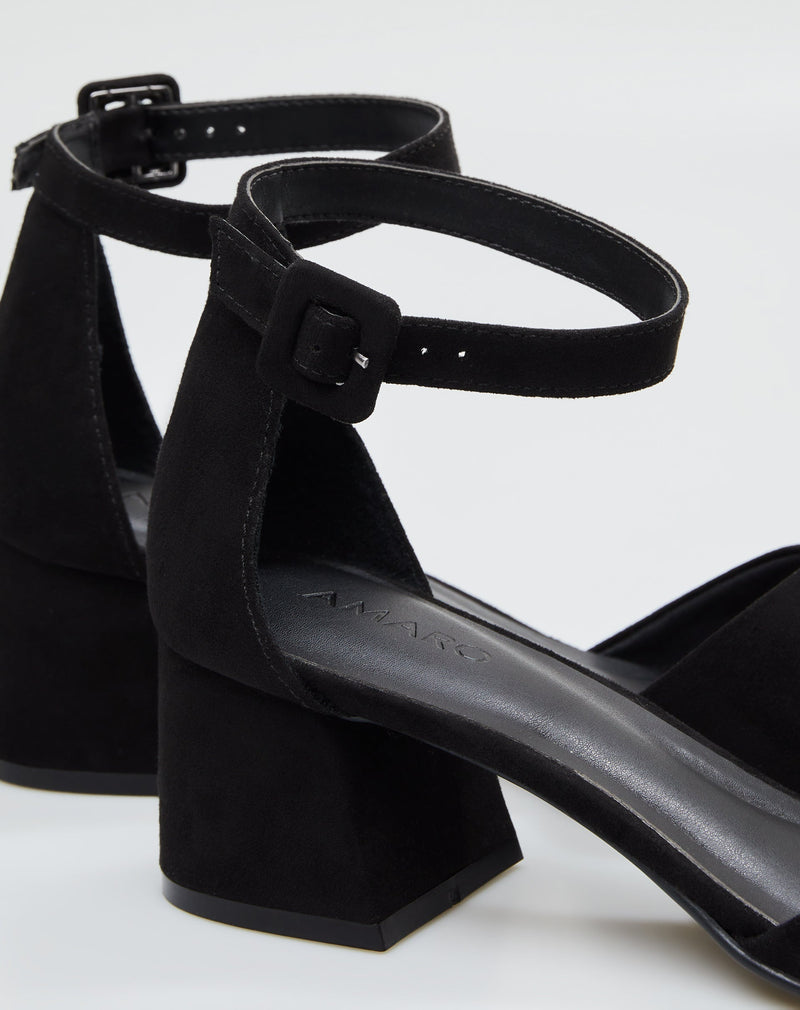 Scarpin Salto Grosso Baixo Bico Fino Tira em Camurça Essential - Preto