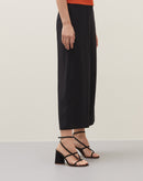 Sandália Camurça Salto Bloco Alto e Tiras Finas Cruzadas - Preto