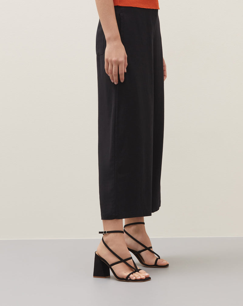 Sandália Camurça Salto Bloco Alto e Tiras Finas Cruzadas - Preto