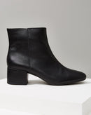 Bota Couro Salto Bloco Baixo Cano Curto com Zíper Essencial - Preto