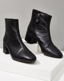 Bota Couro Salto Bloco Baixo Cano Curto com Zíper Essencial - Preto