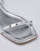 Sandália Rasteira com Tiras Detalhe Spike - Prata