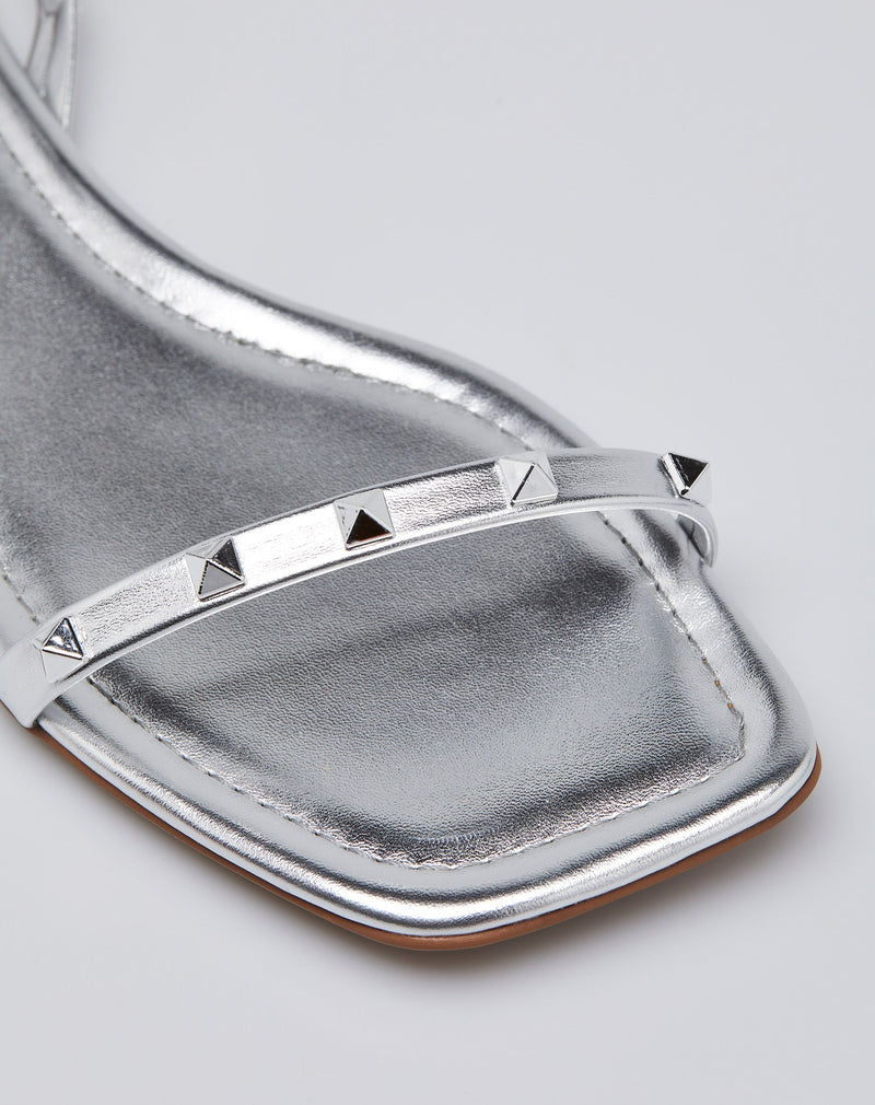 Sandália Rasteira com Tiras Detalhe Spike - Prata