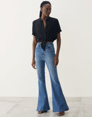 Calça Jeans Flare com Fenda Lateral - Azul Médio