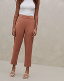 Calça Slim com Bolso - Caramelo