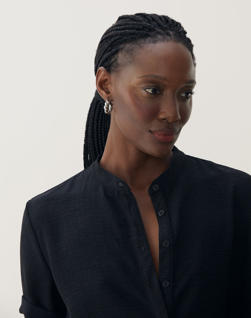 Camisa de Manga Curta e Elástico na Barra - Preto