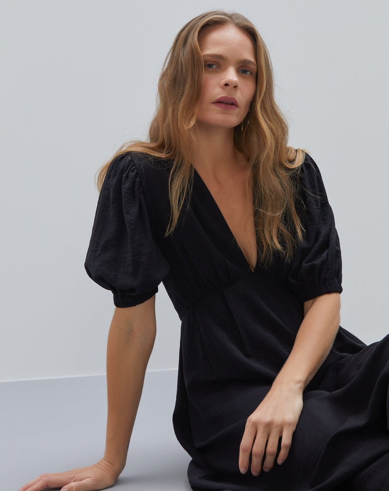 Vestido Midi Decotado com Manga Bufante  - Preto