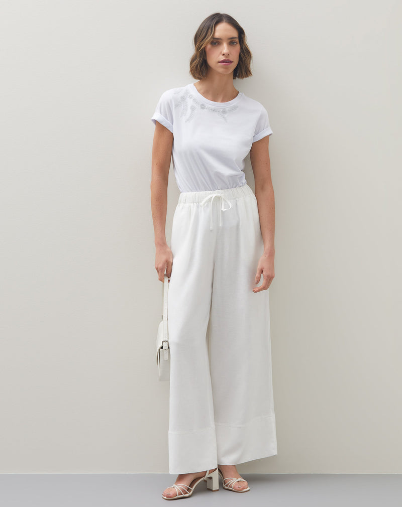 Camiseta com Bordado no Ombro e Decote - Branco