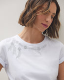 Camiseta com Bordado no Ombro e Decote - Branco