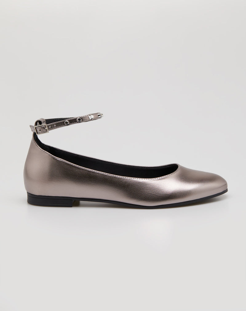 Sapatilha Bico Redondo com Spikes - Prata Envelhecida