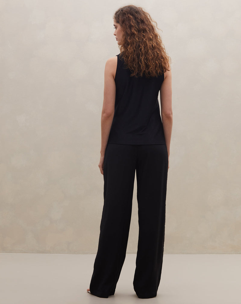 Regata Decote V de Malha Canelada - Preto